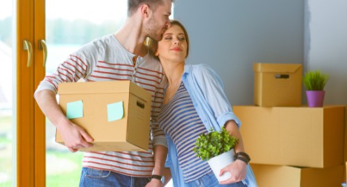 Una pareja preparando una mudanza