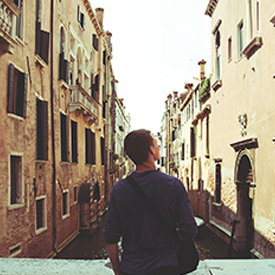 Chico contemplando ciudad de Venecia