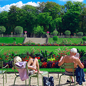 Personas tomando el sol frente a jardines verdes