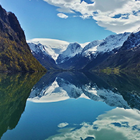 Lago y montañas nevadas