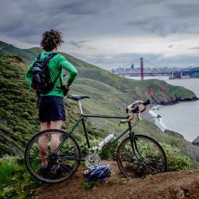 Ciclista admirando el paisaje