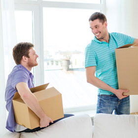 Hombres hablando con cajas alzadas
