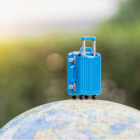 Maleta de viaje sobre el mundo