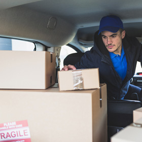 Repartidor entregando cajas